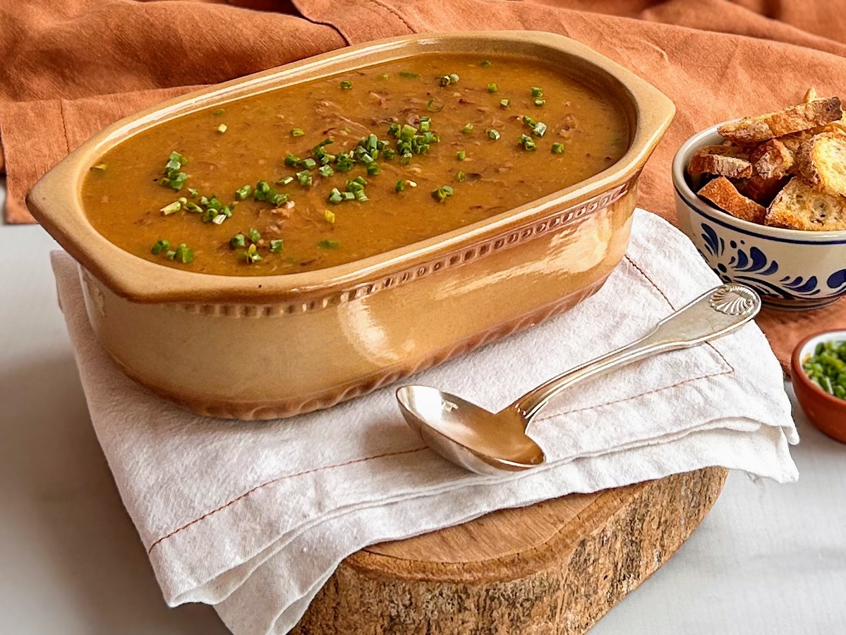 Caldo de mandioca com costela desfiada
