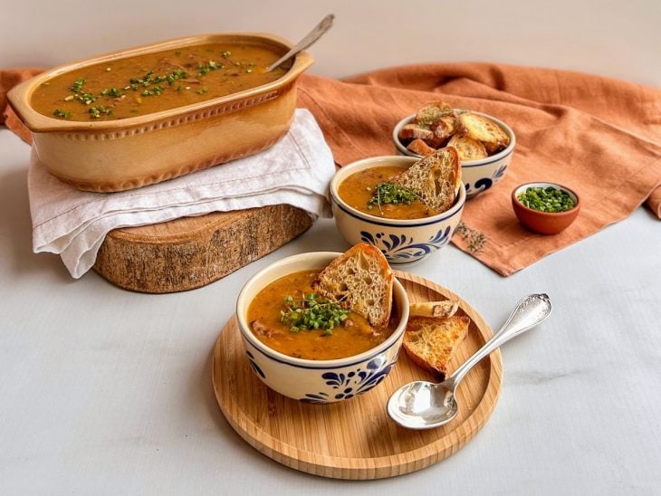 Recipientes contendo caldo de mandioca com costela desfiada.