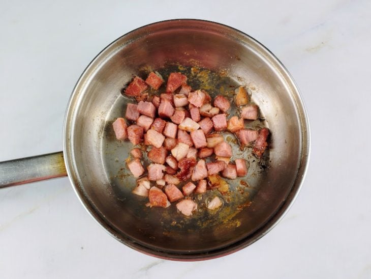 Bacon fritando em uma frigideira.