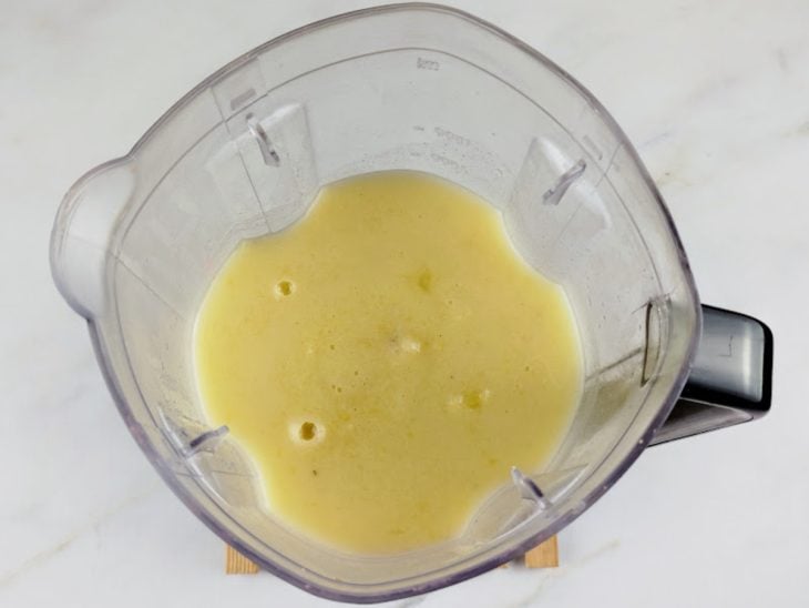 Mandioca batida com água em um liquidificador.