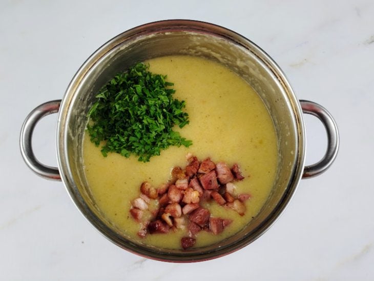 Bacon e cheiro-verde adicionados a panela.