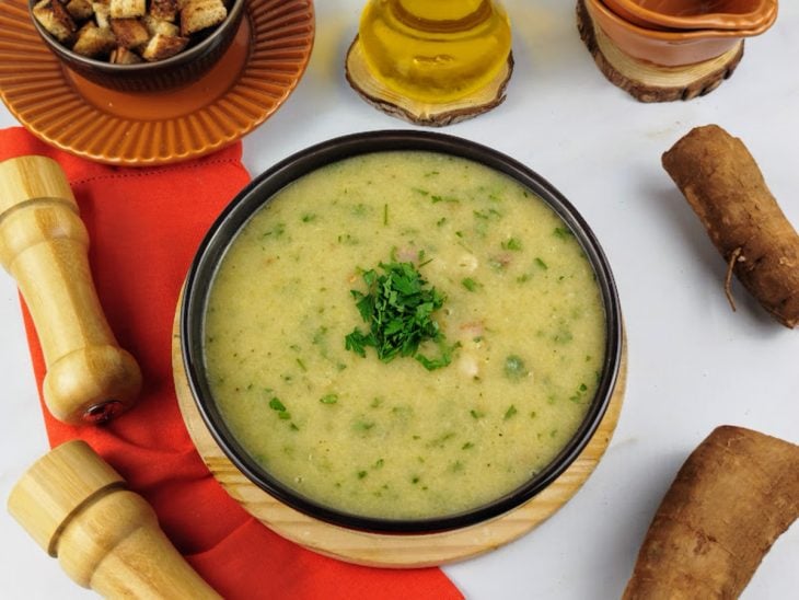 Caldo de mandioca pronto para consumo.
