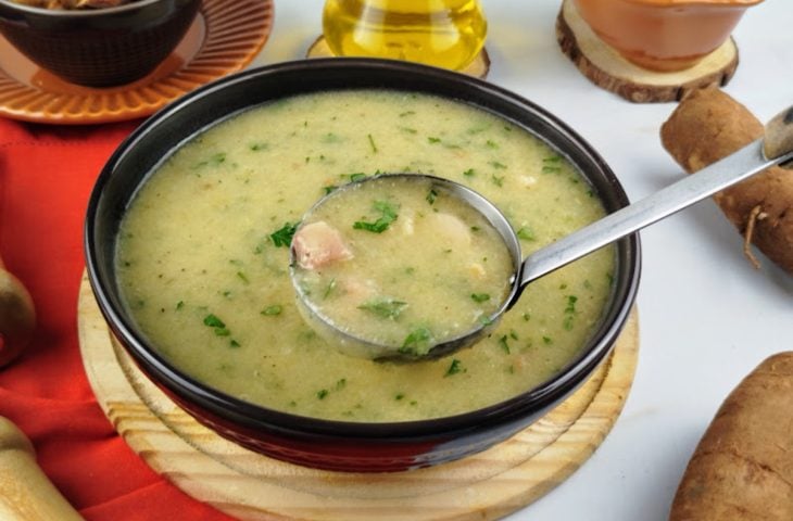 Caldo de mandioca fácil e rápido