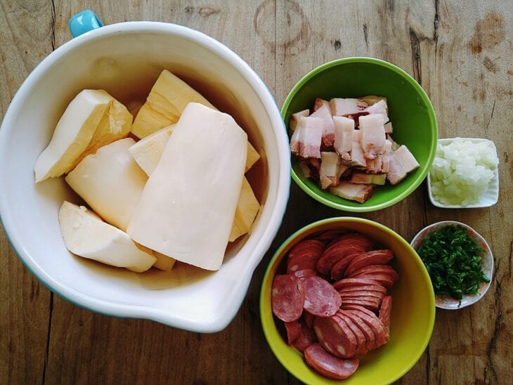 Ingredientes do caldo de mandioca simples reunidos na bancada.