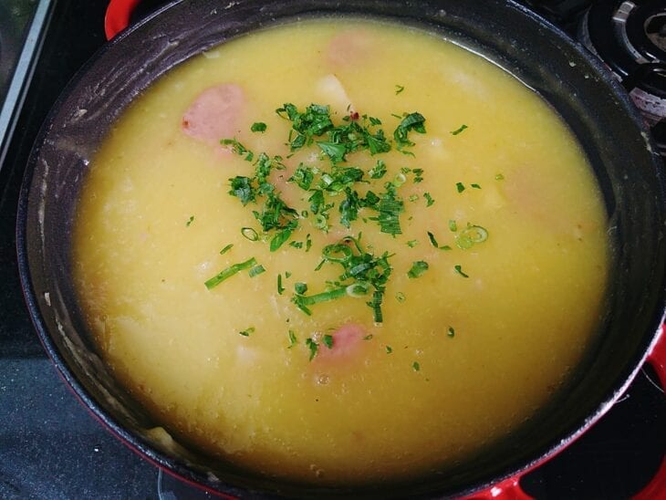 Caldo de mandioca simples com bacon finalizado.