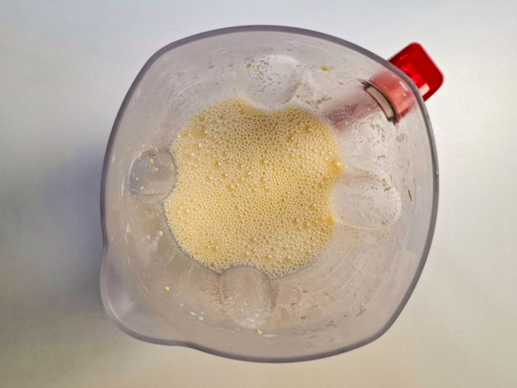 Milho e leite batidos no liquidificador.