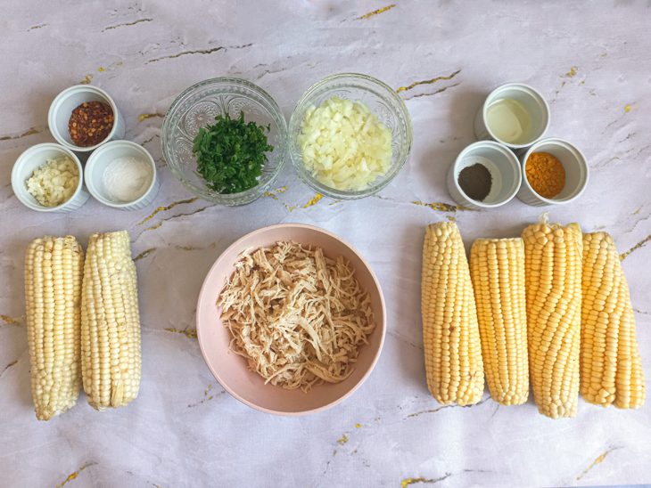 Ingredientes para a receita reunidos em uma bancada.
