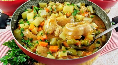 Caldo de mocotó com legumes