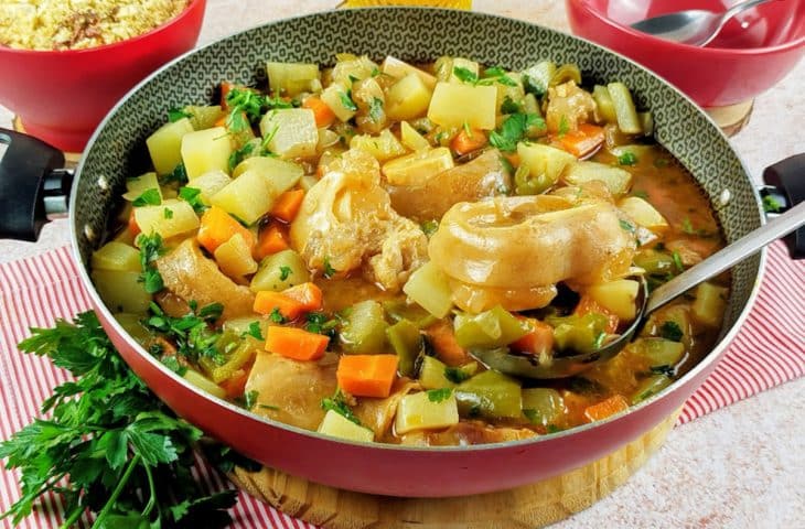 Caldo de mocotó com legumes