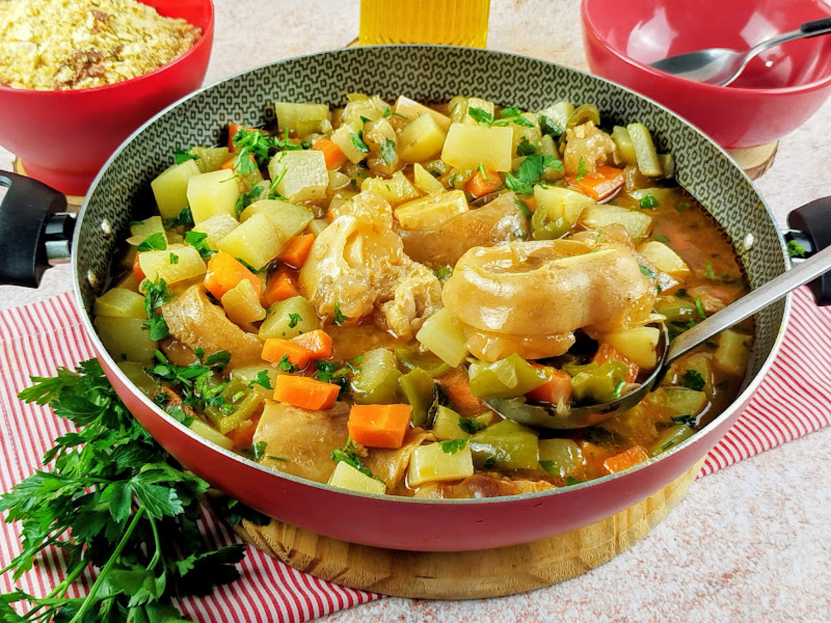 Caldo de mocotó com legumes