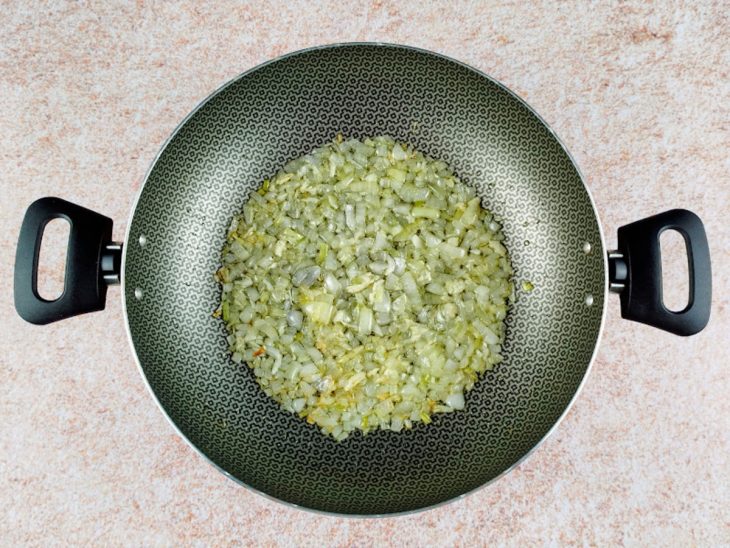 cebola refogada para preparo de caldo de mocotó com legumes.