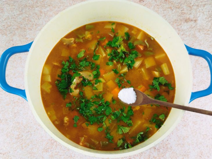 adição de cheiro verde ao caldo de legumes cpom mocotó.