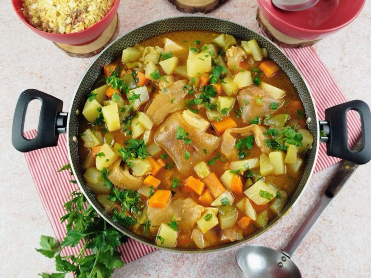 caldo de mocotó com legumes finalizado e servido.
