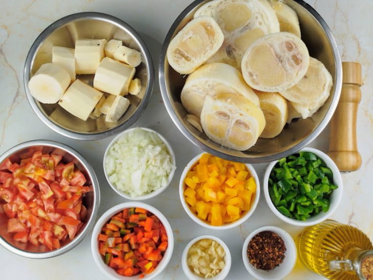 Ingredientes reunidos para o preparo da receita sobre uma bancada.