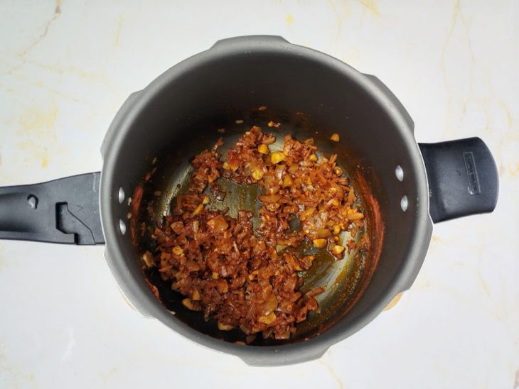 Colorau e pimenta-calabresa adicionados na panela.