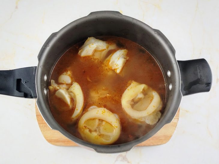 Mocotó, água e sal adicionados na panela com o refogado temperado.