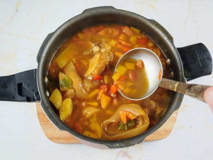 Caldo apurado na panela.