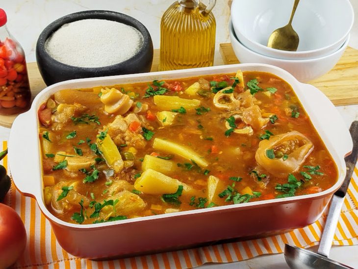 Caldo de mocotó com mandioca pronto para servir.