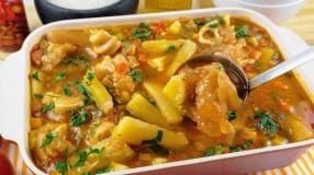 Caldo de mocotó com mandioca