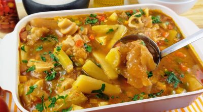 Caldo de mocotó com mandioca