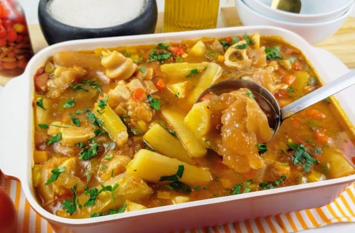 Caldo de mocotó com mandioca