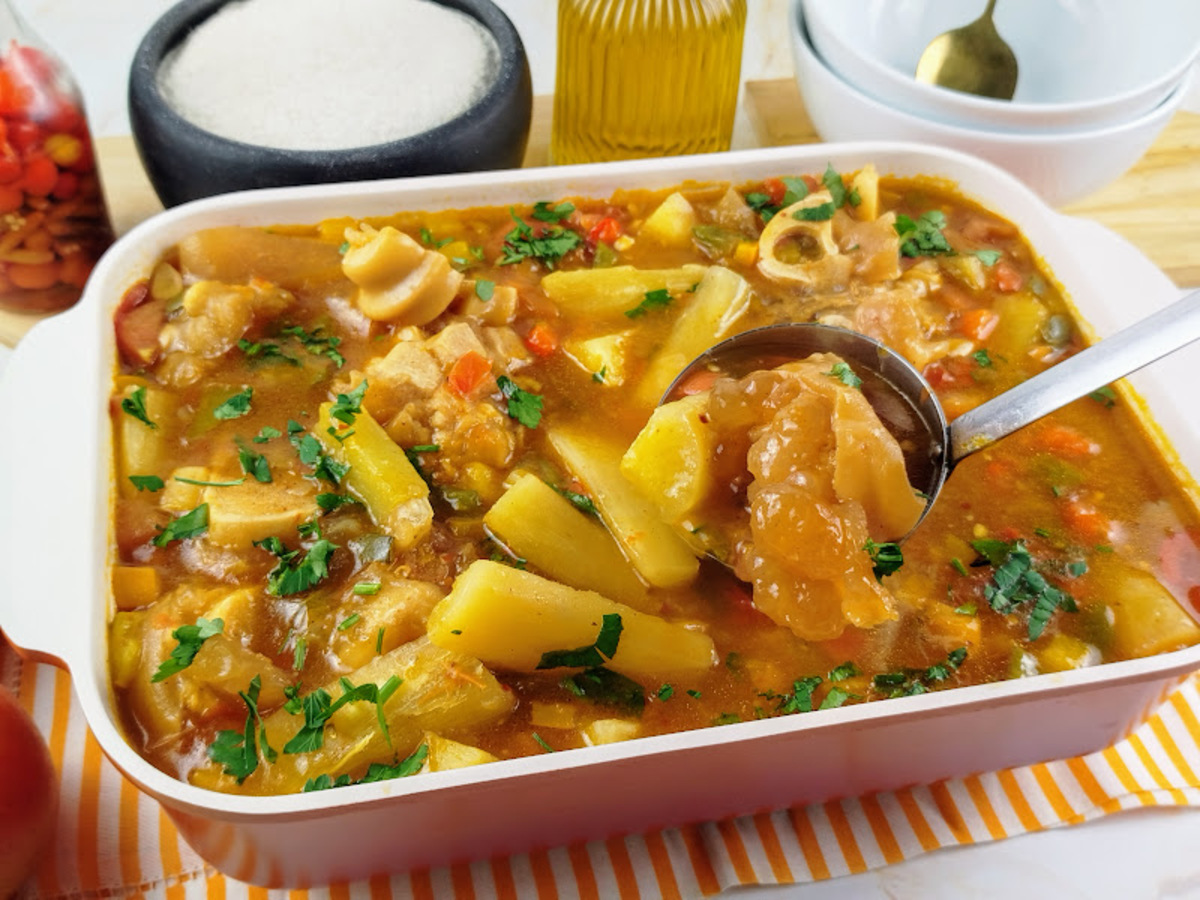 Caldo de mocotó com mandioca