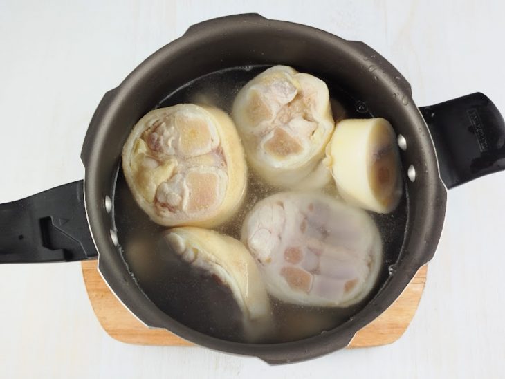 Mocotós de molho na panela.