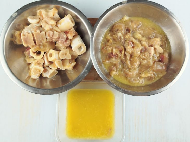 Carne, gordura e ossos separados em recipientes.