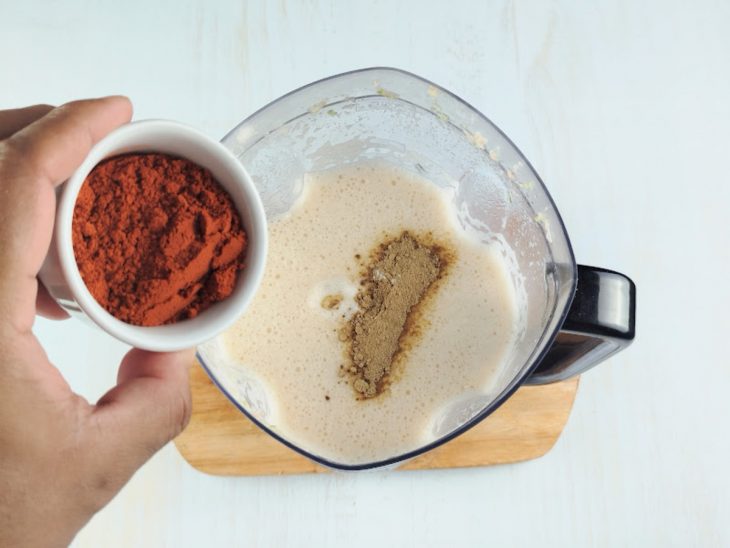 Ingredientes adicionados no copo do liquidificador.