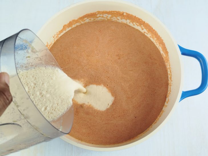Conteúdo do liquidificador sendo despejado na panela.