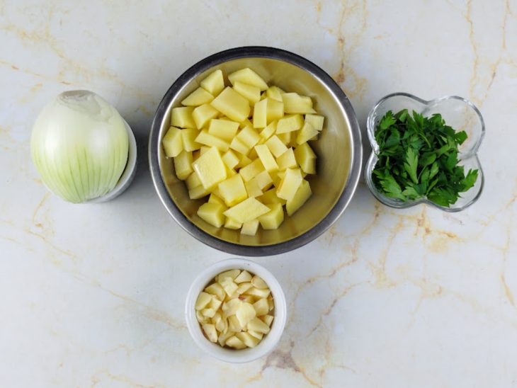 ingredientes para temperar o caldo de mocotó.