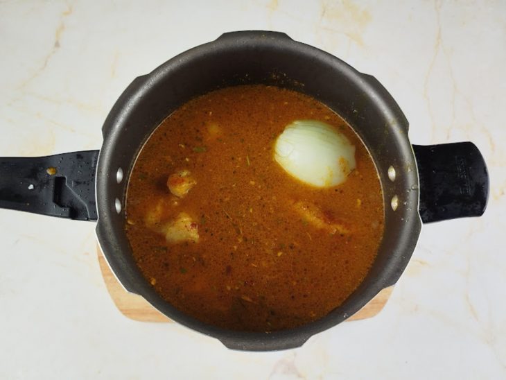 adição de água para op cozimento de mocotó na pressão.