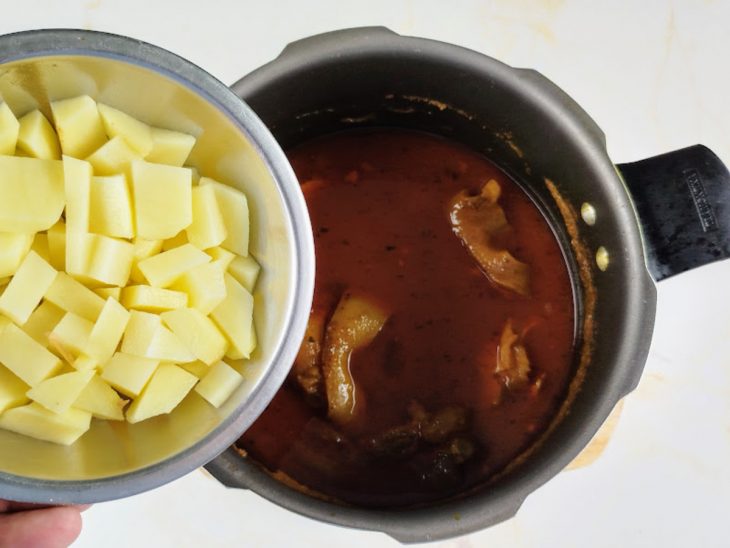 batata picada adicionada ao cozimento do caldo de mocotó.