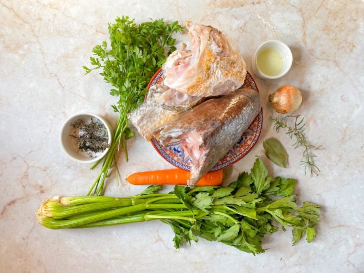 Uma bancada com os ingredientes.