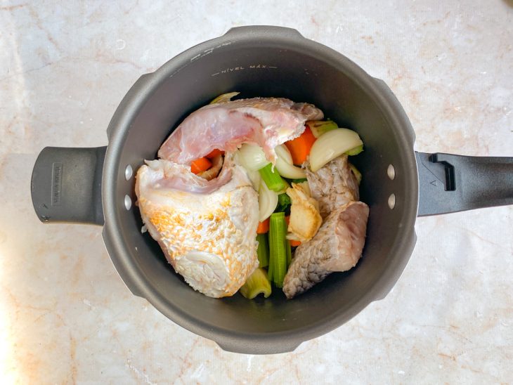 Uma panela com os ingredientes do caldo.