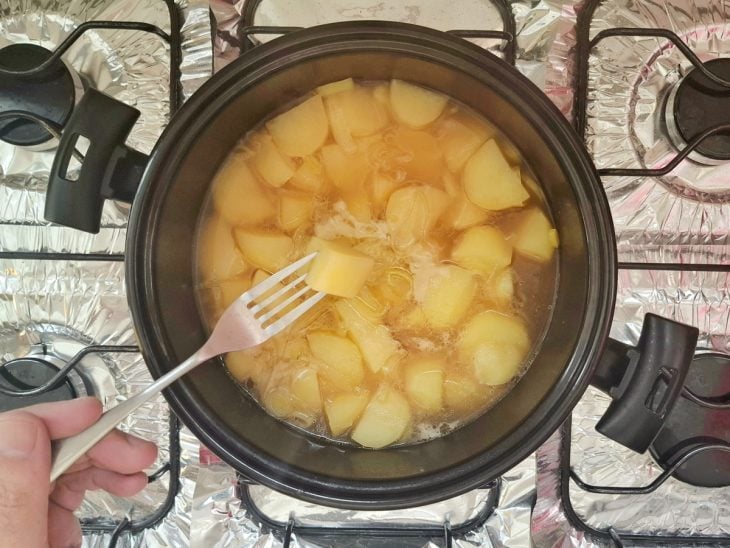 panela com batata cozinhando