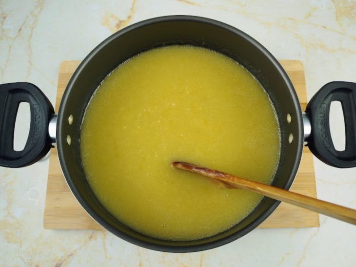 Caldo batido em uma panela preta