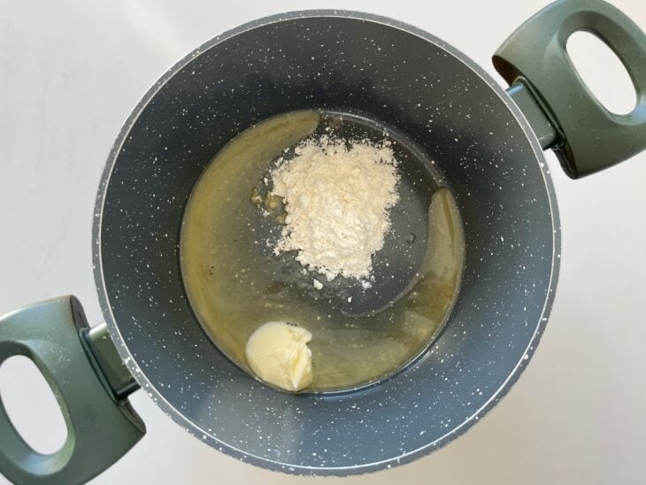 Manteiga e farinha de trigo na panela.