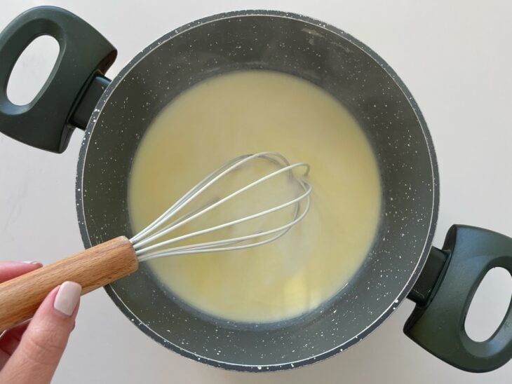 Leite adicionado ao roux.