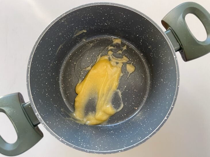 Roux formado na panela.