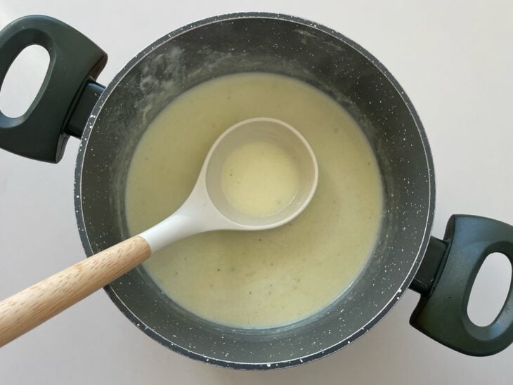 Caldo encorpado na panela.