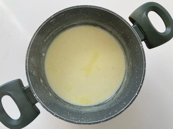 Caldo encorpado na panela.