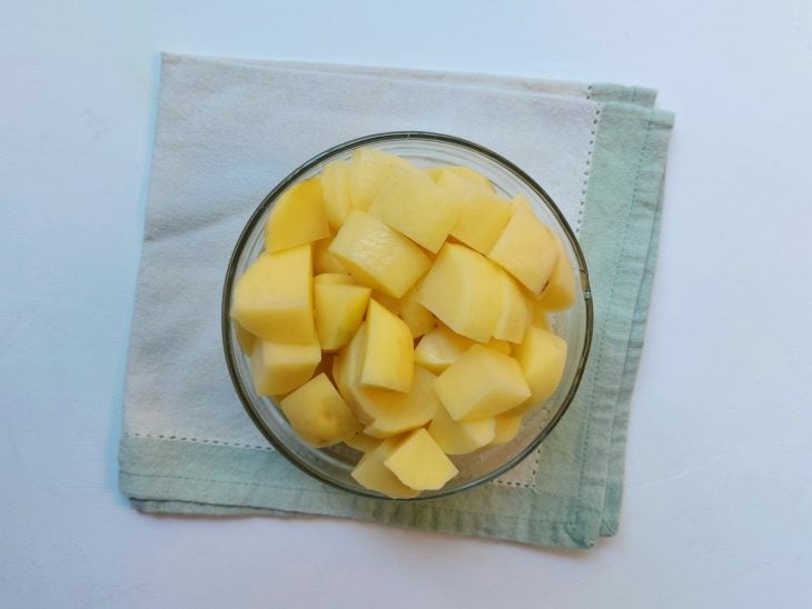 Batatas cortadas e lavadas em água corrente.