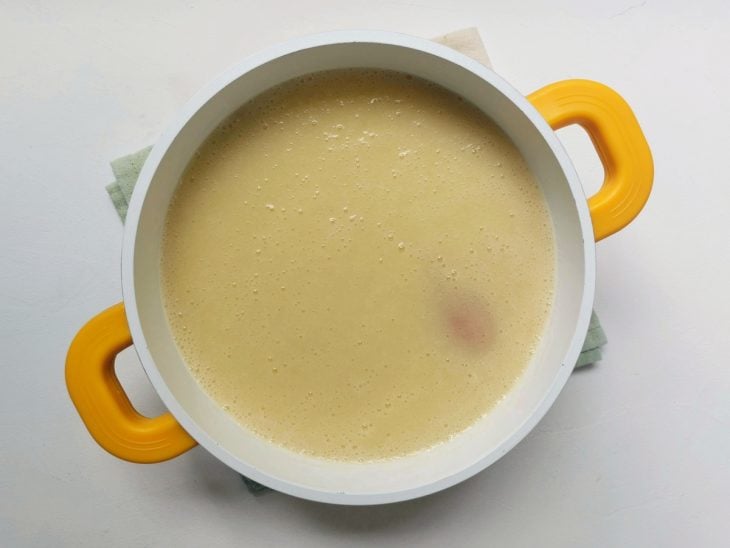 Creme despejado na panela.