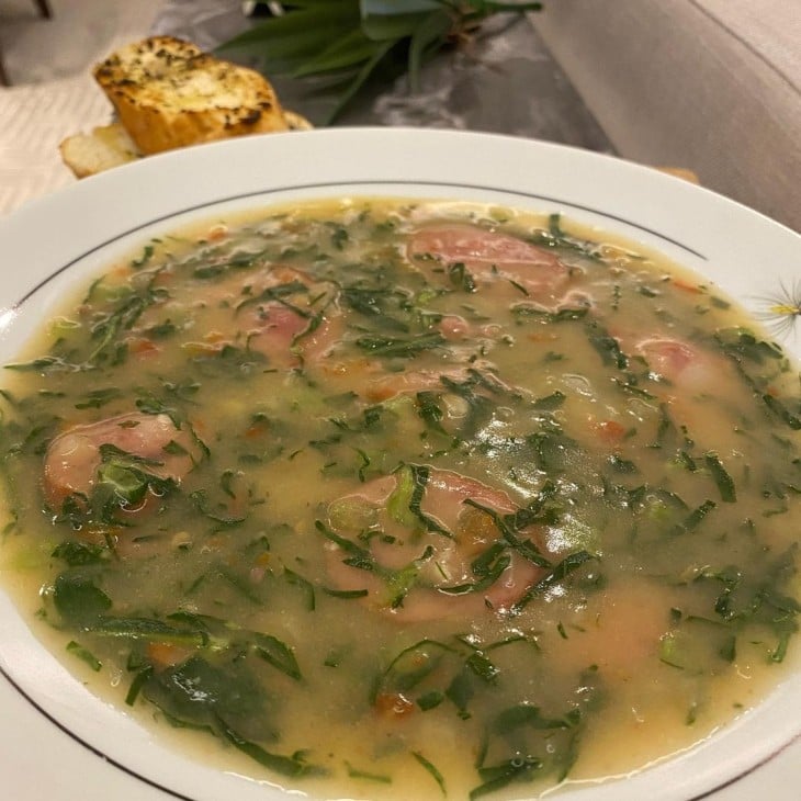 Caldo verde com calabresa