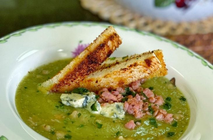 Caldo verde com linguiça e gorgonzola