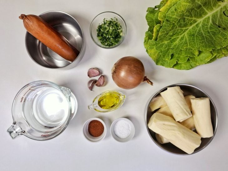 Ingredientes para a receita de caldo verde com mandioca.