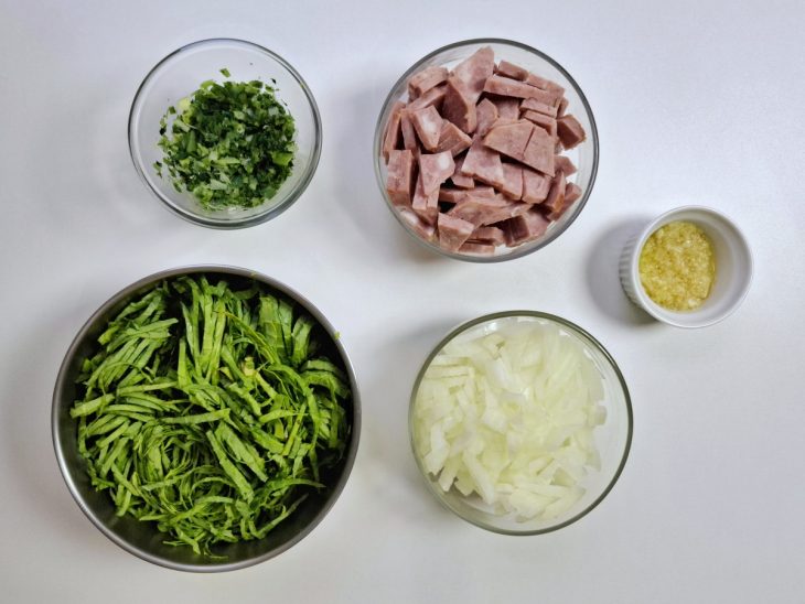 Ingredientes picados e reservados em recipientes distintos.