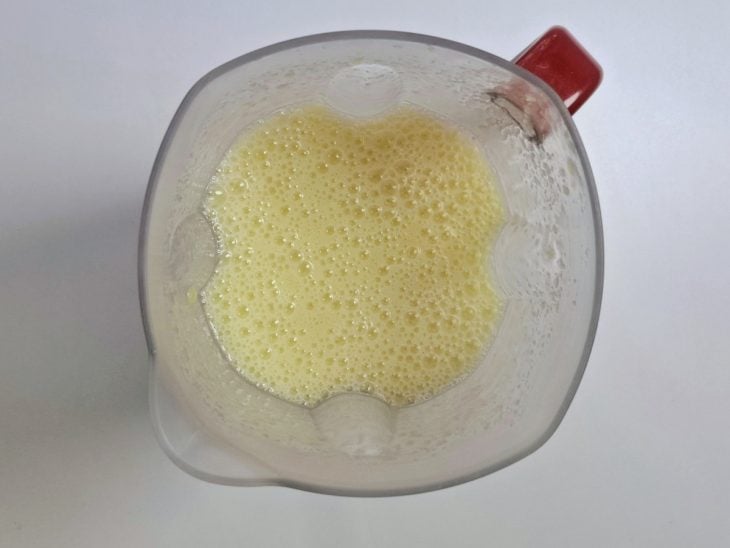Mandioca batida com água no liquidificador.