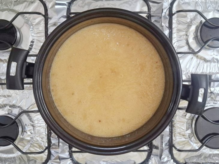 Ingredientes adicionados e incorporados em uma panela.